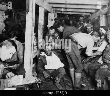 Britische Front. Frauen und die Verwundeten. Stockfoto