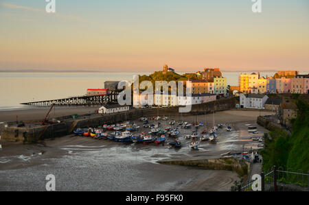 Sommer Abend Blick auf Tenby Hafen bei Ebbe. Pembrokeshire, West Wales. UK Stockfoto