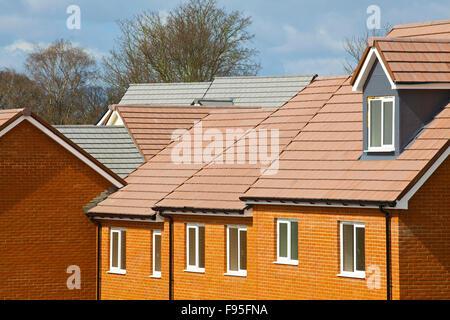 St. Georges Avenue, Yeovil. Blick auf die Spitzen der Häuser an der St. Georges Avenue, Teil einer Wohnanlage. Stockfoto