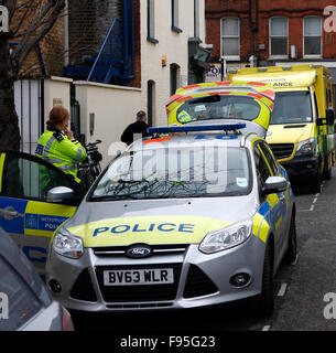 Fulham, London, UK. 14. Dezember 2015. Notdienste zunichte gemacht, zum neuen König Straße Entwicklung von Posh Pad in der Mitte in Fulham.This Morgen nach der Relief-Fahrer eines Krans fünfzig Fuß in der Luft reduziert auf den neuen König Straße gebaut.  Polizei den Weg zum Kunden und Fahrzeuge um ca. 11.10 Vormittag geschlossen.  Spezialist für Klettern, gemeinsam von der Feuerbrücke London besuchen die Szene und arbeiten mit HART Sanitäter für die LAS eine Seilen System wiederherstellen den schlechten Mann zurück ins Erdgeschoss. Bildnachweis: Uknip/Alamy Live-Nachrichten Stockfoto