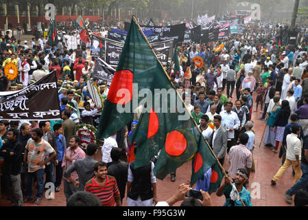 Dhaka, Bangladesch. 14. Dezember 2015. Bangladescher versammelten sich zu einer Hommage an die intellektuellen Martyrs Memorial in Dhaka am 14. Dezember 2015. Wer in den letzten Tagen des Krieges 1971 Befreiung von pakistanischen Besatzungstruppen und ihre Kollaborateure ermordet wurden. Nation ist die Beobachtung am Martyred intellektuelle 14.Dezember zahlen Tribut an die Intellektuellen, die systematisch von der Pakistan Armee und ihre Kollaborateure am Fag-Ende des Landes Befreiungskrieg in 1971 Kredit getötet: Mamunur Rashid/Alamy Live News Stockfoto