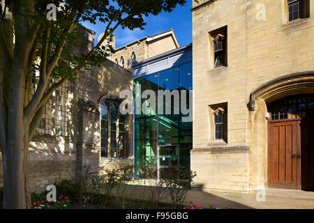 Stamford Endowed Schulen Haupt Besuchereingang. Blick auf das Glas und Stein Fassade des Haupteingangs, Tag, Stamford Endowed Schulen und Internate. Stockfoto