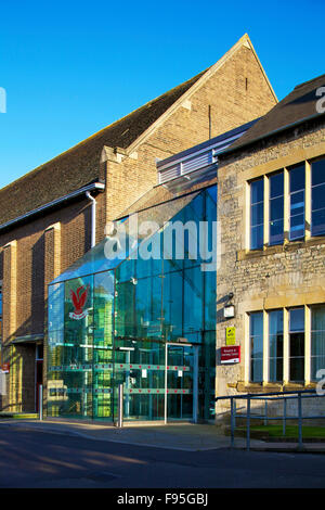 Stamford Endowed Schulen Haupt Besuchereingang. Außenansicht des Glas Besuchereingang am Stamford Endowed Schulen, Tag und Internate. Stockfoto