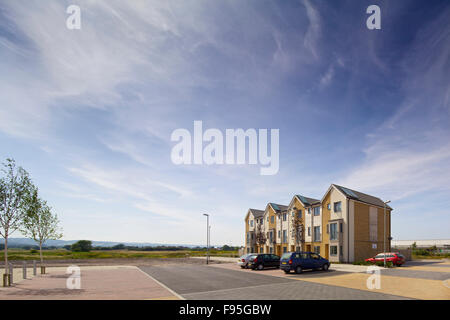 Stockmoor Dorf, Bridgwater durch Henry Davidson Entwicklungen Ltd. Außenansicht einer Wohnanlage Stockmoor Dorf an einem bewölkten Tag. Stockfoto