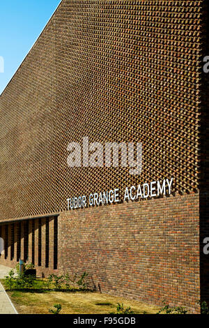 Tudor Grange Academy, Worcester. Nahaufnahme des Zeichens Tudor Grange Academy an der Außenwand. Stockfoto