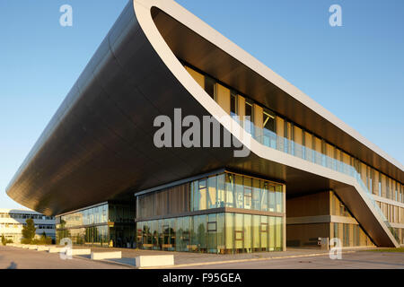 Fachhochschule Eisenstadt, Burgenland, Österreich. Nahaufnahme der gebogenen Spitze des Daches und zeitgenössischer Architektur. Stockfoto