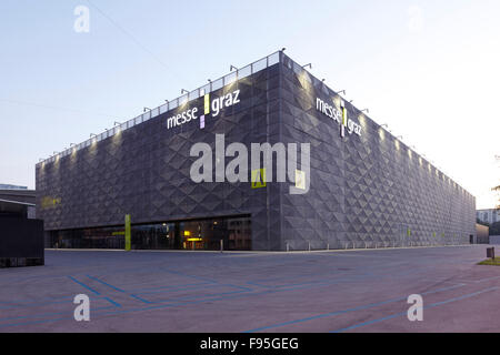 Messe Graz - Halle A, Graz, Steiermark, Österreich. Außenansicht der modernen Architektur der Grazer Messe, Messehalle. Messe Graz weißen Schiefer graue Wand hängenden anmelden. Stockfoto