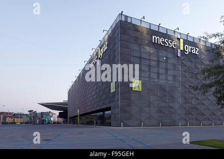 Messe Graz - Halle A, Graz, Steiermark, Österreich. Außenansicht der Grazer Messe, Messehalle. Zeitgenössische Architektur. Messe Graz anmelden weiß gegen die Schiefer grau Außenwand. Stockfoto