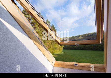 Wunderschöne Natur Blick durch Dachfenster Dachfenster im Dachzimmer. Stockfoto