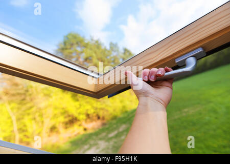 Wunderschöne Natur Blick durch Dachfenster Dachfenster im Dachzimmer. Stockfoto