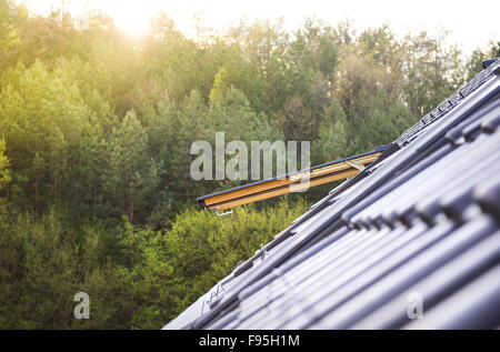 Dachfenster an einem grauen geflieste Dachterrasse, große detaillierte Loft Oberlicht Hintergrund Stockfoto