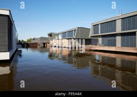 Gebäude mit Blick auf das Wasser, am See, am zeitgenössische Seeufer Wohnanlage am Neusiedler See, Burgenland, Österreich. Stockfoto