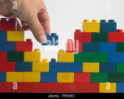 Stack-Hand up Lego set als Wand auf weißem Hintergrund Stockfoto