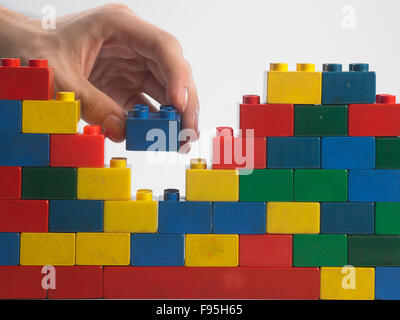 Stack-Hand up Lego set als Wand auf weißem Hintergrund Stockfoto