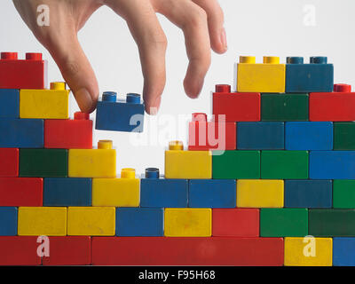 Stack-Hand up Lego set als Wand auf weißem Hintergrund Stockfoto