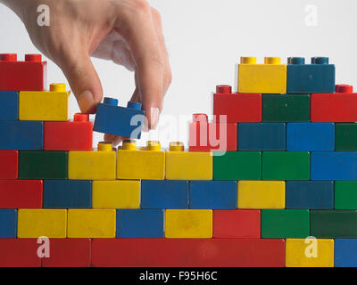 Stack-Hand up Lego set als Wand auf weißem Hintergrund Stockfoto