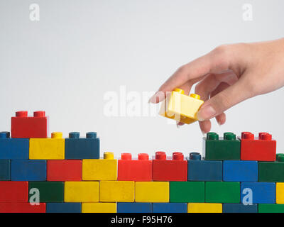 Stack-Hand up Lego set als Wand auf weißem Hintergrund Stockfoto