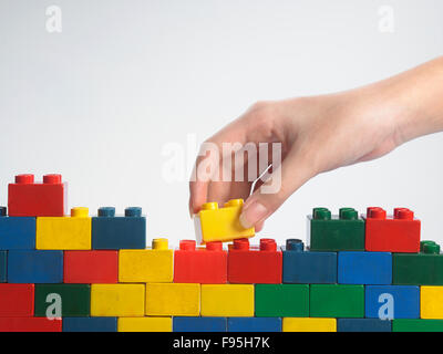 Stack-Hand up Lego set als Wand auf weißem Hintergrund Stockfoto