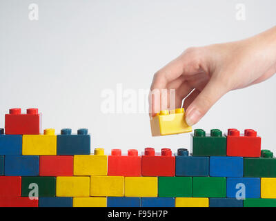 Stack-Hand up Lego set als Wand auf weißem Hintergrund Stockfoto