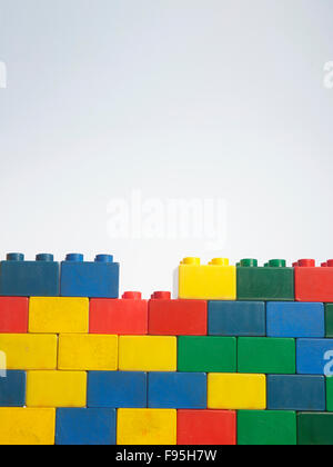 Stack-Hand up Lego set als Wand auf weißem Hintergrund Stockfoto