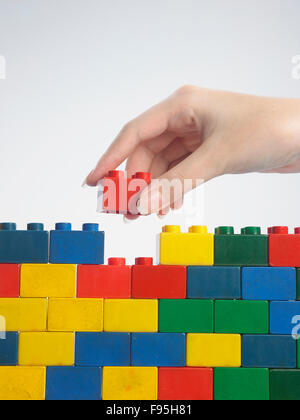 Stack-Hand up Lego set als Wand auf weißem Hintergrund Stockfoto