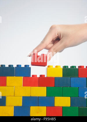 Stack-Hand up Lego set als Wand auf weißem Hintergrund Stockfoto