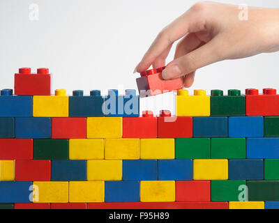 Stack-Hand up Lego set als Wand auf weißem Hintergrund Stockfoto