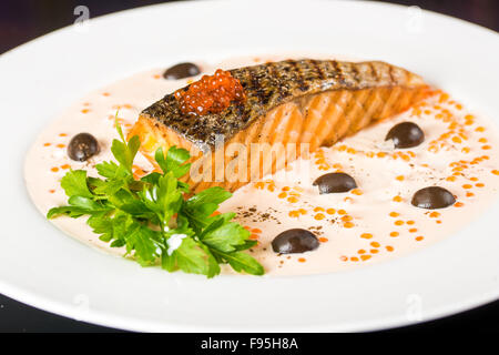 Gebratener Fisch mit Oliven Stockfoto