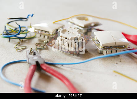 Elektriker Werkzeuge für die Reparatur der Buchse und swtich Stockfoto