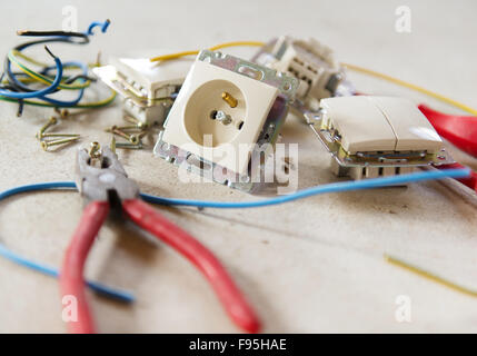 Elektriker Werkzeuge für die Reparatur der Buchse und swtich Stockfoto