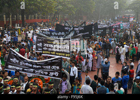 Dhaka, Bangladesch. 14. Dezember 2015. Bangladescher versammelten sich zu einer Hommage an die intellektuellen Martyrs Memorial in Dhaka am 14. Dezember 2015. Wer in den letzten Tagen des Krieges 1971 Befreiung von pakistanischen Besatzungstruppen und ihre Kollaborateure ermordet wurden. Nation ist die Beobachtung am Martyred intellektuelle 14.Dezember zahlen Tribut an die Intellektuellen, die systematisch von der Pakistan Armee und ihre Kollaborateure am Fag-Ende des Landes Befreiungskrieg in 1971 Kredit getötet: Mamunur Rashid/Alamy Live News Stockfoto