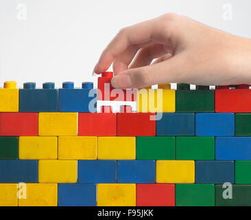 Stack-Hand up Lego set als Wand auf weißem Hintergrund Stockfoto