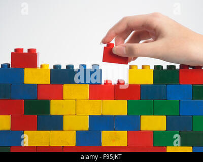 Stack-Hand up Lego set als Wand auf weißem Hintergrund Stockfoto