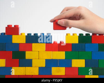 Stack-Hand up Lego set als Wand auf weißem Hintergrund Stockfoto