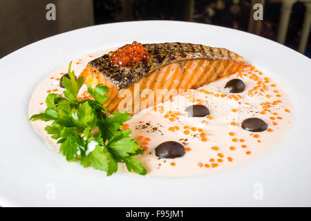 Gebratener Fisch mit Oliven Stockfoto