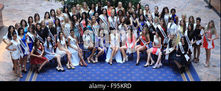 Magdeburg, Deutschland. 14. Dezember 2015. Die Teilnehmer in der 2015 Miss Intercontinental Pose für ein Gruppenfoto bei einer Presseveranstaltung in Magdeburg, Deutschland, 14. Dezember 2015. Insgesamt 62 junge Frau stehen im Wettbewerb um den Titel. Das Weltfinale des drittgrößten Schönheitswettbewerb findet am 18. Dezember 2015 in Magdeburg. Bildnachweis: Dpa picture Alliance/Alamy Live News Stockfoto