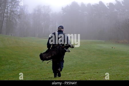 Bad Saarow, Deutschland. 14. Dezember 2015. Golfer Heiner Hoelzemann geht über den Platz im A-ROSA Golfresort in Bad Saarow, Deutschland, 14. Dezember 2015. Die weltweit beliebtesten Golf Tourament, der Ryder Cup findet nun in Rom im Jahr 2022, nachdem das Resort auf Scharmuetzel See das Gebot verloren. Foto: BRITTA PEDERSEN/Dpa/Alamy Live News Stockfoto