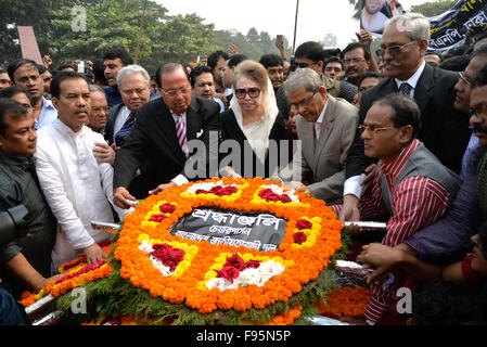 Dhaka, Bangladesch. 14. Dezember 2015. Bangladesh nationalistischen Partei Vorsitzende Begam Khaleda Zia mit anderen Führern ist eine Hommage an die intellektuellen Martyrs Memorial in Dhaka am 14. Dezember 2015. Nation ist die Beobachtung am Martyred intellektuelle 14.Dezember zahlen Tribut an die Intellektuellen, die systematisch von der Pakistan Armee und ihre Kollaborateure am Fag-Ende des Landes Befreiungskrieg in 1971 Kredit getötet: Mamunur Rashid/Alamy Live News Stockfoto