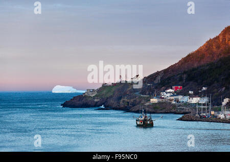 Angelboot/Fischerboot St John's Harbour durch The Narrows in der Dämmerung zu verlassen. Ein Eisberg hinter dem Eingang wird für Extra nennen. Stockfoto