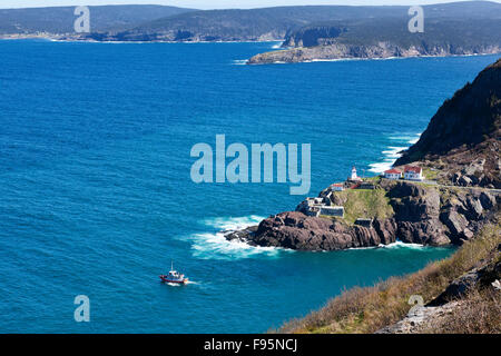 Erhöhte Ansicht des Fort Amherst Leuchtturm und den Atlantischen Ozean vom Signal Hill National Historic Site, St. John's gesehen, Stockfoto