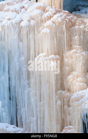 Gefrorene Tiffany fällt, Detail.  Färbung verursacht durch Verunreinigungen im Eis.  Ancaster, Ontario, Kanada Stockfoto