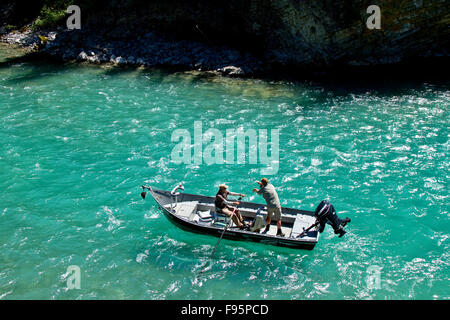 Mittelalterlichen Mann Fliegenfischen auf Bull Fluss mit Guide Rudern Fischerboot, Osten Kootenays, BC, Kanada. Stockfoto