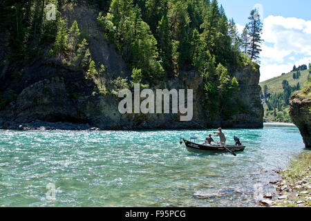 Mittelalterlichen Mann Fliegenfischen auf Bull Fluss mit Guide Rudern Fischerboot, Osten Kootenays, BC, Kanada. Stockfoto