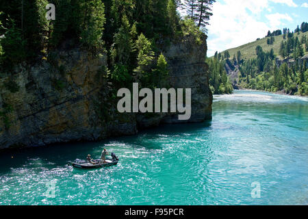 Mittelalterlichen Mann Fliegenfischen auf Bull Fluss mit Guide Rudern Fischerboot, Osten Kootenays, BC, Kanada. Stockfoto