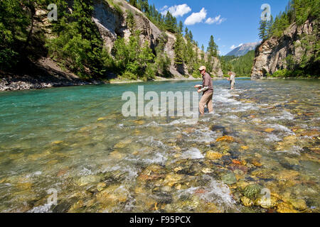 Zwei mittelalterlichen Männer Fliegenfischen auf Bull Fluss, Osten Kootenays, BC, Kanada. Stockfoto