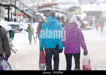 Ein paar genießt bummeln und Einkaufen Whistler Village an einem Wintertag. Stockfoto