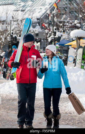 Ein paar genießt bummeln und Einkaufen Whistler Village an einem Wintertag. Stockfoto