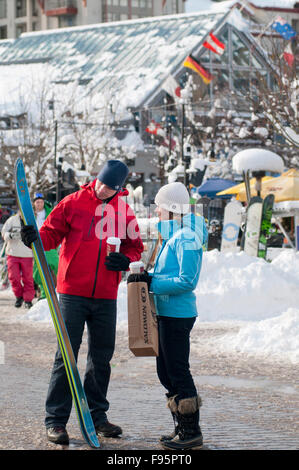 Ein paar genießt bummeln und Einkaufen Whistler Village an einem Wintertag. Stockfoto