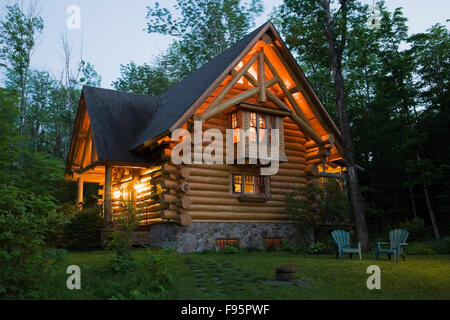 Amerikanische Blockhütte mit hölzernen Schindeln auf dem Dach in der