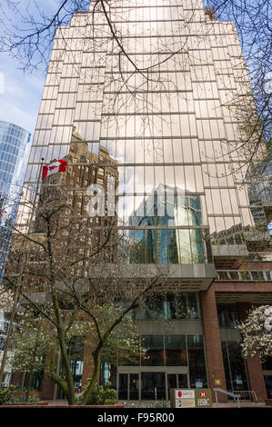 HSBC-Gebäude im Stadtzentrum von Vancouver BC. Die Marine Buiding Reflexion in das gold Farbglas. Stockfoto